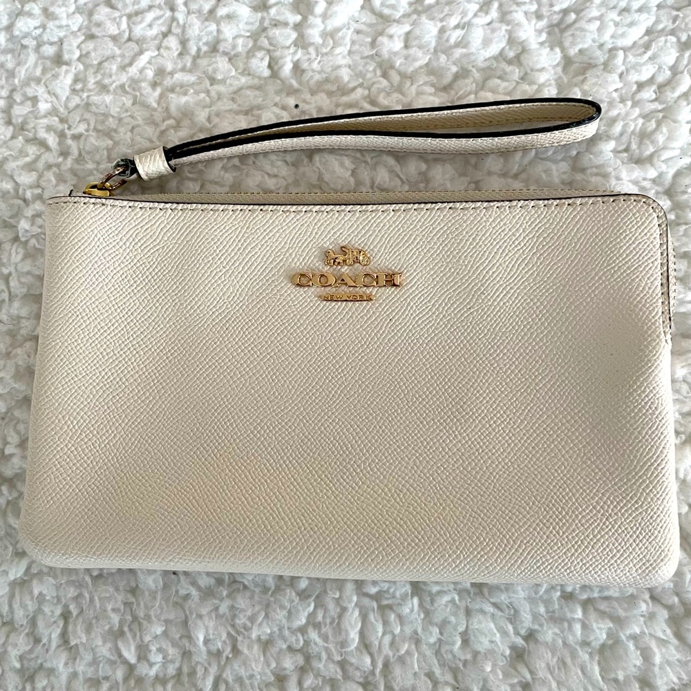 ♠️ Coach Leather Wristlet, White